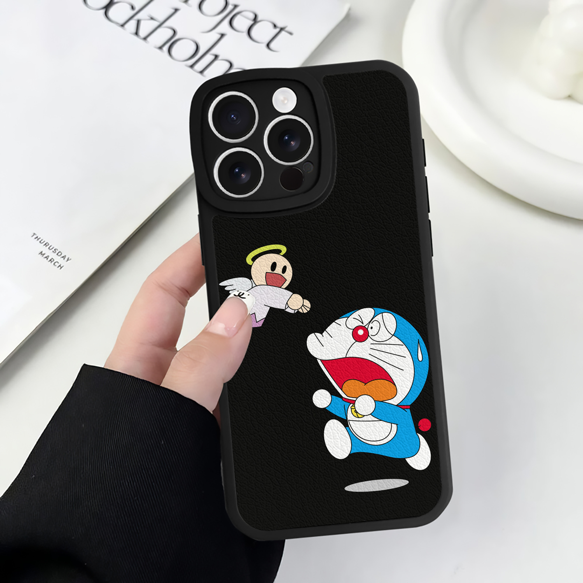 （画像用） ドラえもん Doraemon 【iPhone 16シリーズ対応】シリコンスマホケース（レザー調） 材質：シリコン